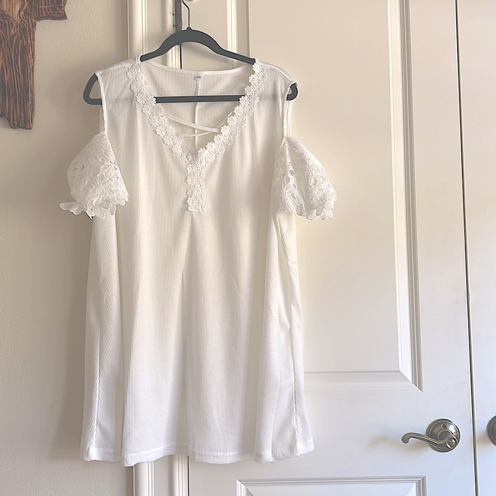 Beautiful white women’s top. Brand new.